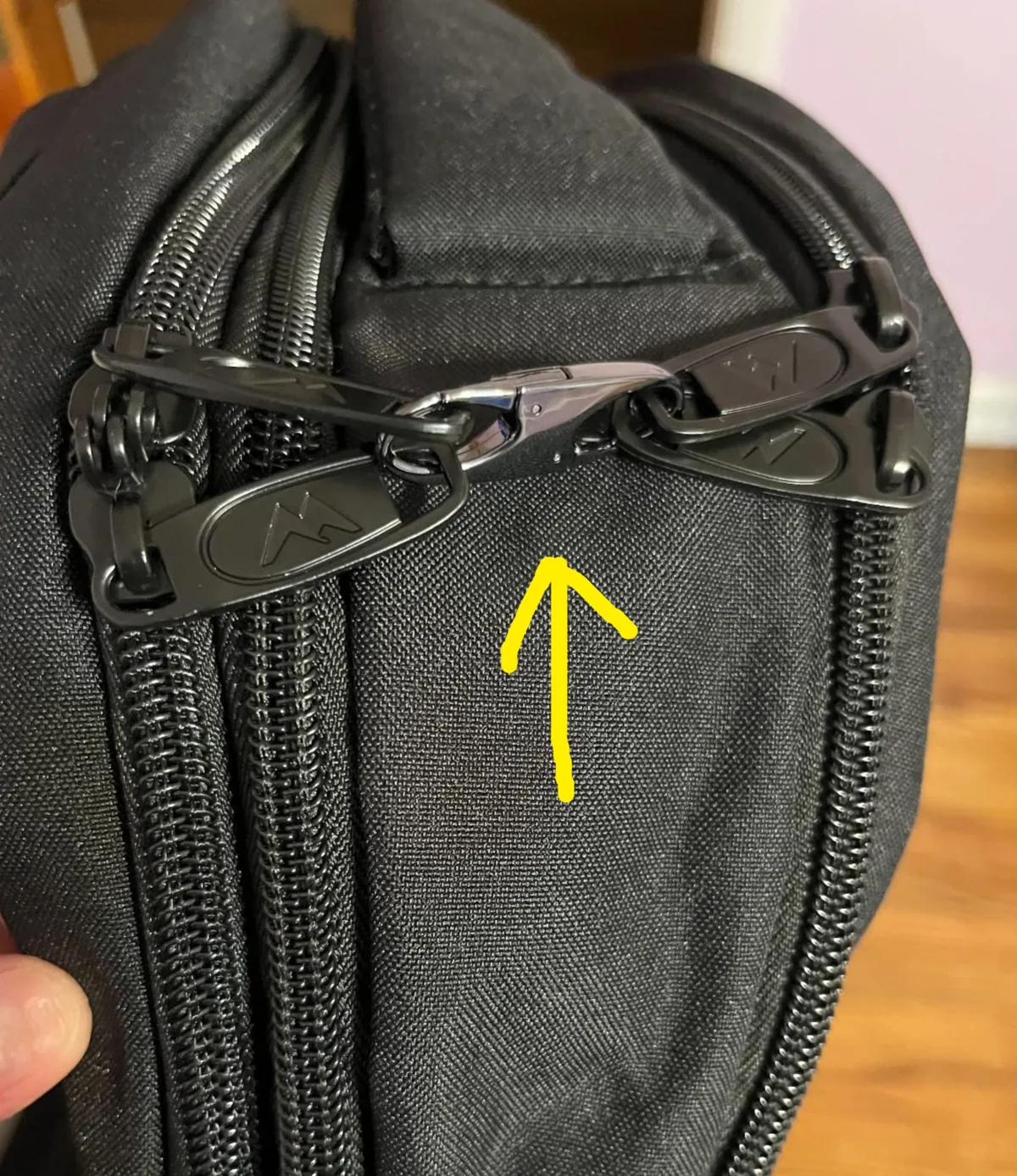 Anti-pickpocket clip holding two bag zippers together