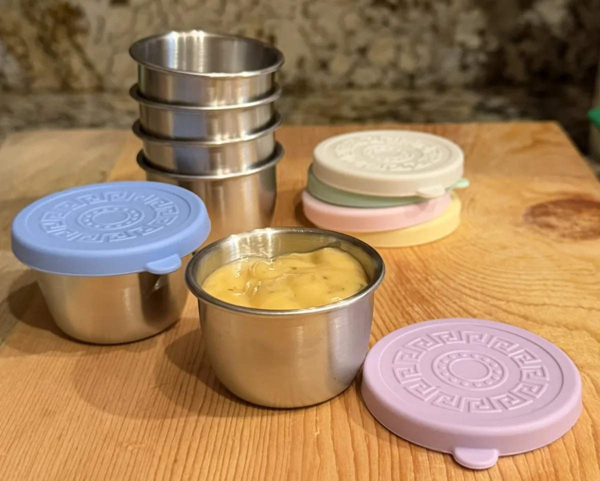 Small leakproof sauce and dressing cups with lids