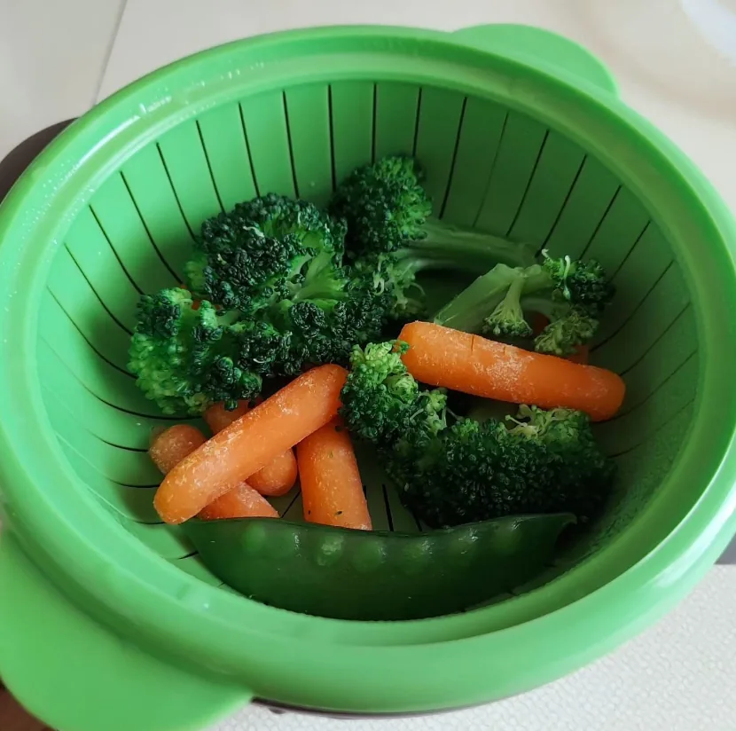 Microwave mini steamer for cooking vegetables